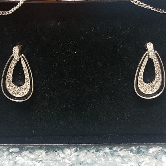 Necklace and earrings set - Picture 3 of 3